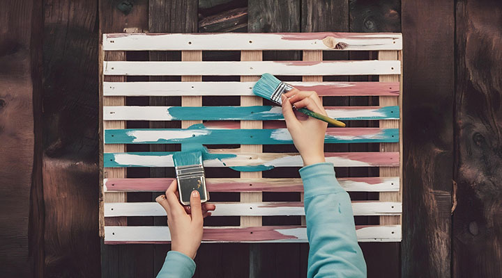 Diferentes acabados de los palets en decoración y técnicas para pintar su madera